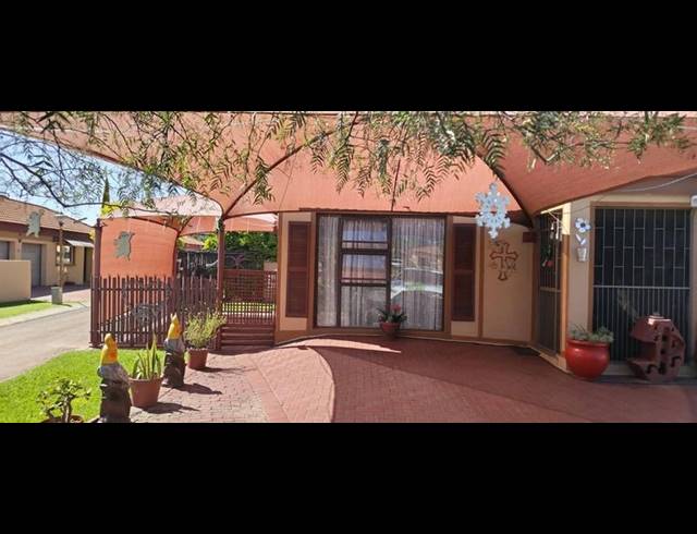 3 BEDROOM TOWNHOUSE FOR SALE IN VANDERBIJLPARK CE 2